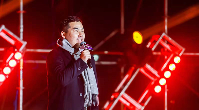 羊毛圍巾現(xiàn)場佩戴